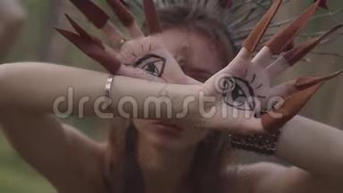 双手的干或森林仙女，画着眼睛在手掌和假爪子<strong>跳舞</strong>和覆盖脸。 古代仪式